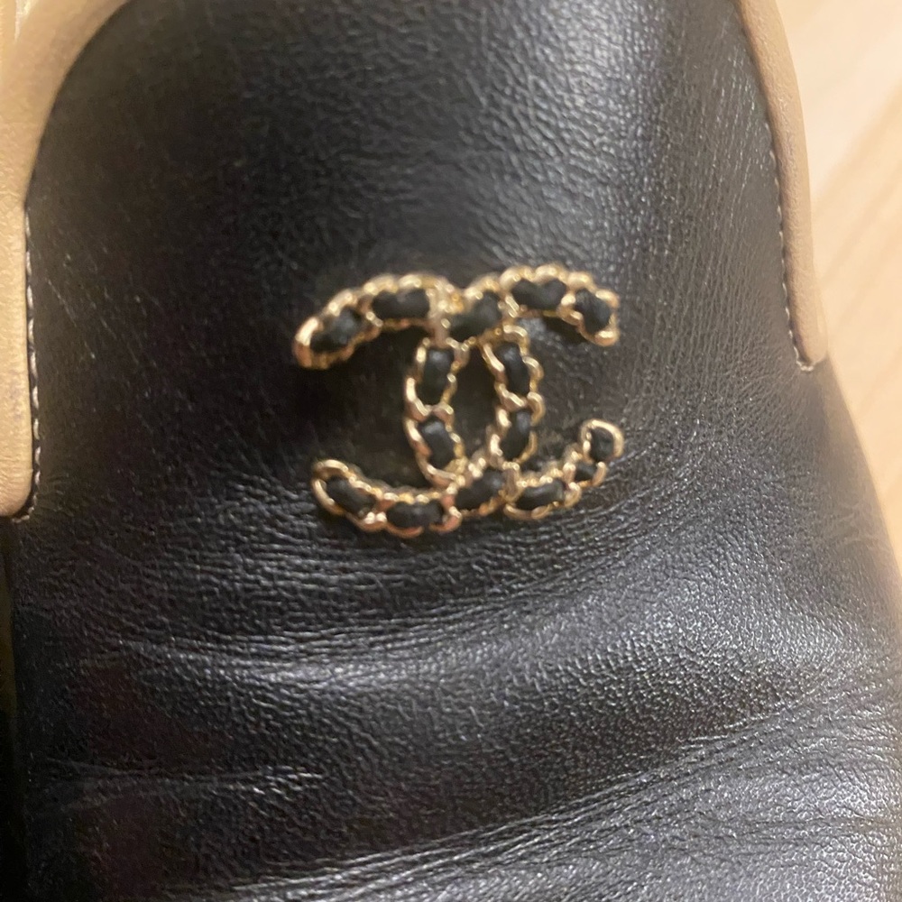 Chanel Black and Cream Loafers with logo - Picture 8 of 16